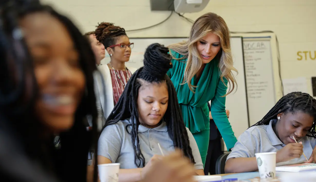Ibu Negara Amerika Serikat, Melania Trump melihat para murid ilmiah beraktivitas di sekolah Excel Academy Public Charter, Washington, AS (5/4). (AP Photo / Pablo Martinez Monsivais)