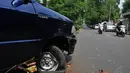 Sebuah roda mobil kijang tampak hancur usai menabrak jalan di jalan Samratulangie. Menteng, Jakarta Pusat. Kamis (10/7/14) (Liputan6.com/Johan Tallo)