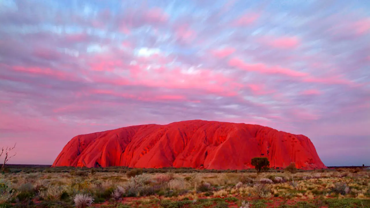 Kemegahan Sang Raksaksa Merah, Uluru, di Tengah Gurun Australia