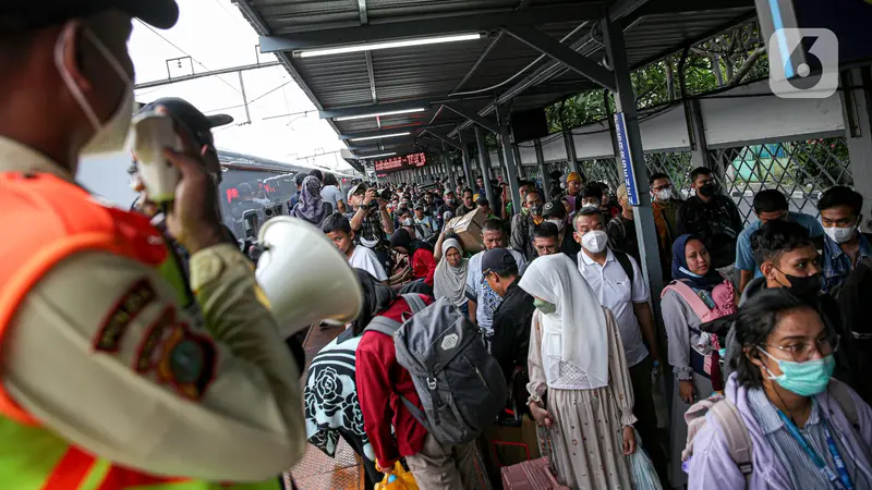 Arus Balik Lebaran Idul Fitri, Stasiun Pasar Senen Ramai Kedatangan Pemudik