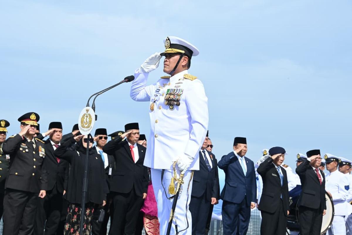 FOTO: Kasal Pimpin Upacara Hari Pahlawan di Atas KRI Brawijaya-320