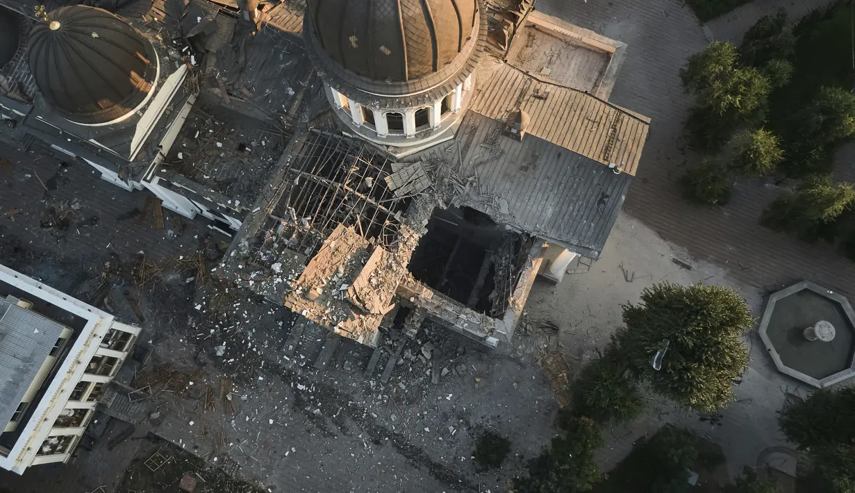 Katedral Transfigurasi Odesa terlihat rusak berat setelah serangan rudal Rusia di Odesa, Ukraina, Minggu, 23 Juli 2023. (AP Photo/Libkos)