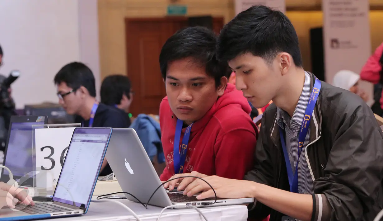 Peserta kompetisi mandiri Hackaton 2016 saat berlomba membuat aplikasi di Jakarta, Jumat (26/2). Dalam event ini, sebanyak 92 ide aplikasi berbasis produk Mandiri e-cash yang diusung oleh 253 developer IT. (Liputan6.com/Angga Yuniar)
