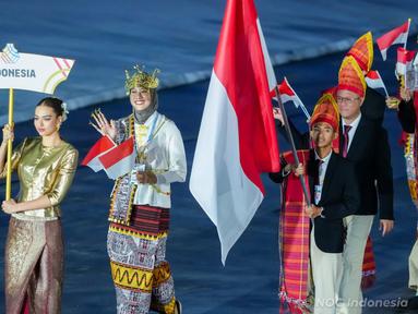 Atlet voli putri Indonesia, Megawati Megawati Hangestri Pertiwi (kiri) dan atlet pelari jarak jauh Indonesia, Robi Syianturi (kanan) terpilih menjadi pembawa bendera Merah Putih di Opening Ceremony SEA Games Thailand 2025 yang digelar di Rajamanggala Stadium pada Selasa (9/12/2025) malam WIB. (Dok. NOC Indonesia)
