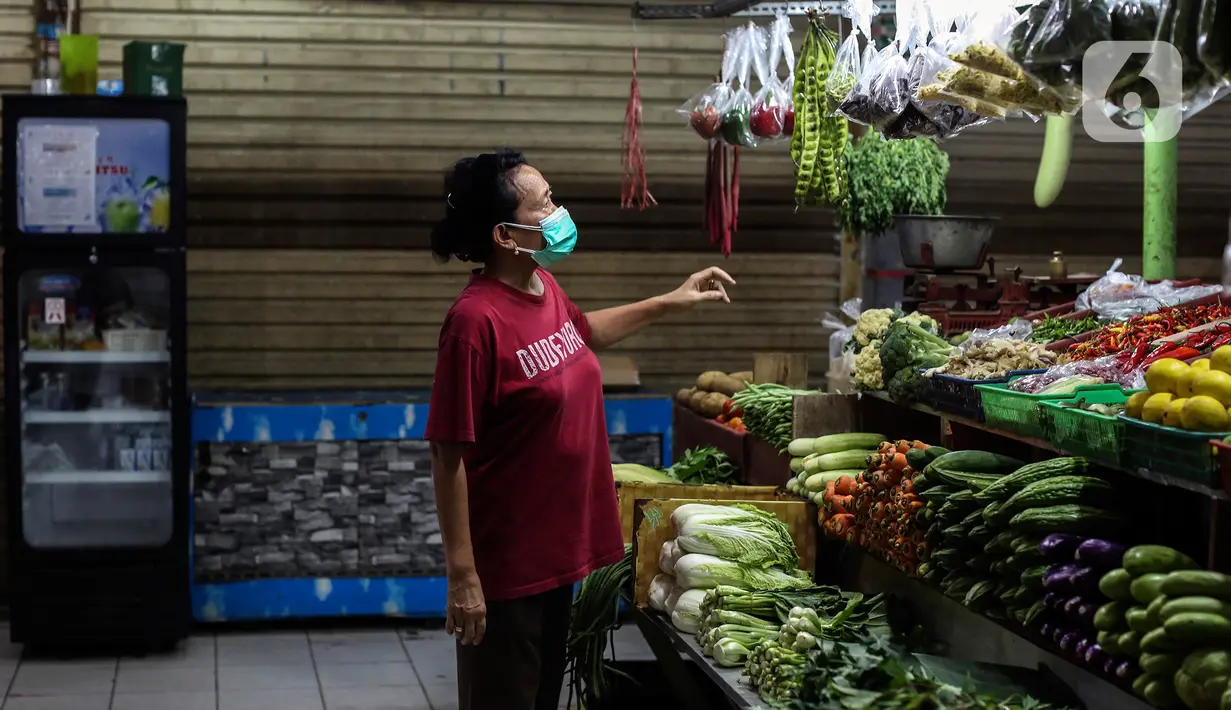 Pembeli memilih sayuran di kios yang dipasang stiker sertifikat vaksin Covid-19 di Pasar Santa, Jakarta, Minggu (5/9/2021). Berbagai upaya dilakukan pedagang Pasar Santa untuk menarik pelanggan pada masa PPKM level 3, salah satunya dengan memasang stiker sertifikat vaksin. (Liputan6.com/Johan Tallo)