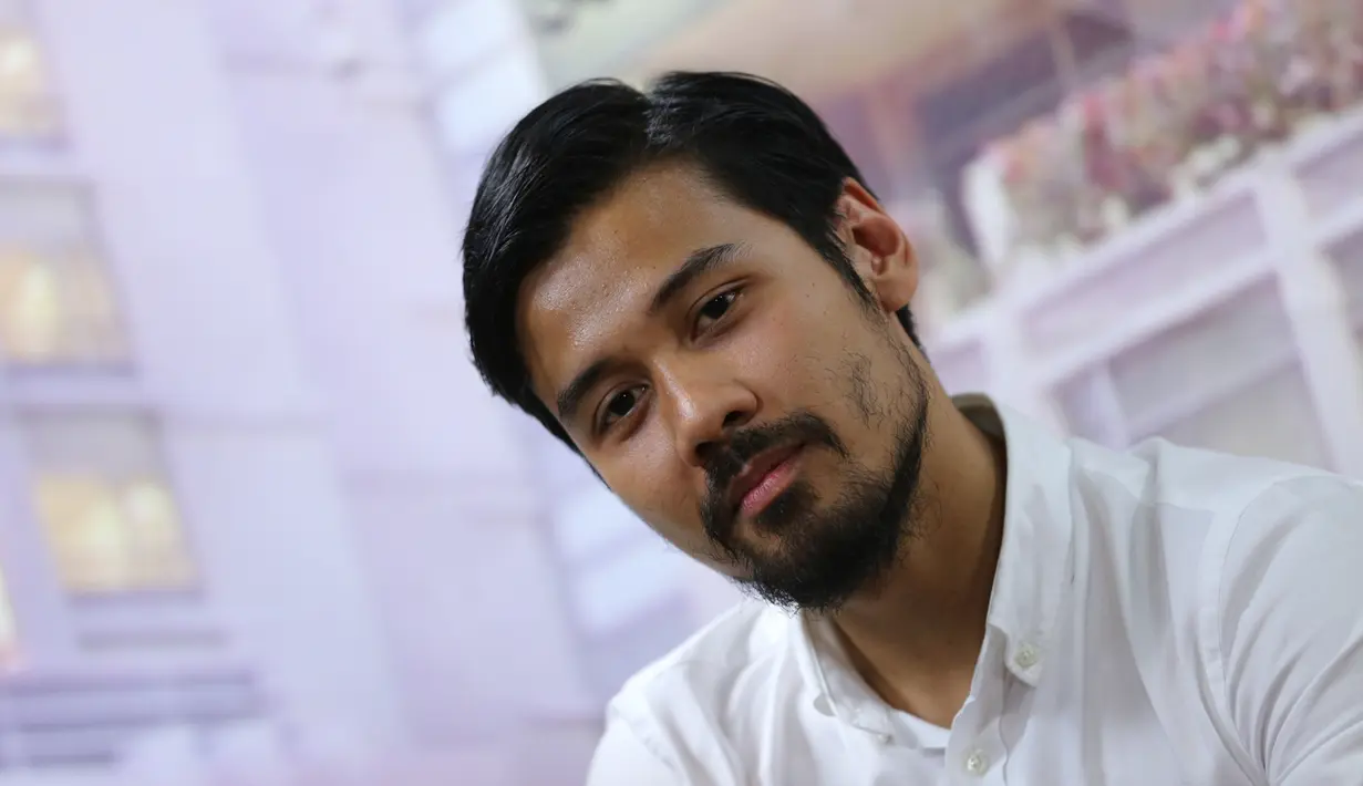 Aktor yang mulai dikenal lewat sinetron 'Cinta Bunga' ini sekarang melakoni peran baru sebagai tukang pos dalam film 'Surat Cinta Untuk Kartini'. (Adrian Putra/Bintang.com)