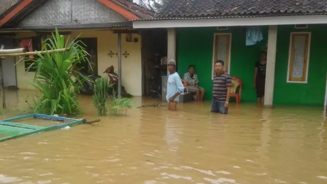 Banjir menyebabkan tanggul Sungai Cikalong jebol dan menyebabkan banjir di Desa Mulyasari. (Foto: Liputan6.com/BPBD Cilacap/Muhamad Ridlo)