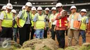 Wakil Gubernur DKI Jakarta, Djarot Saiful Hidayat melihat kondisi rumput lapangan saat meninjau perkembangan renovasi Stadion GBK Jakarta, Selasa (18/10). Pengerjaan renovasi Stadion GBK ditargetkan selesai Oktober 2017. (Liputan6.com/Helmi Fithriansyah)