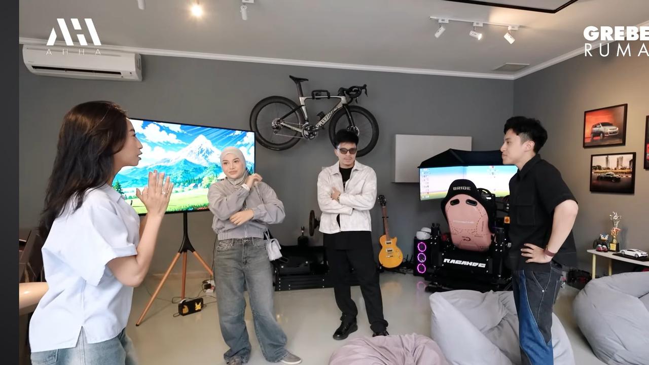 5 Potret Garasi Sekaligus Gaming Room Mewah Sangun Ragahdo Anak Henry Yosodiningrat, Ada Simulator Balap Mobil Hingga Lamborghini
