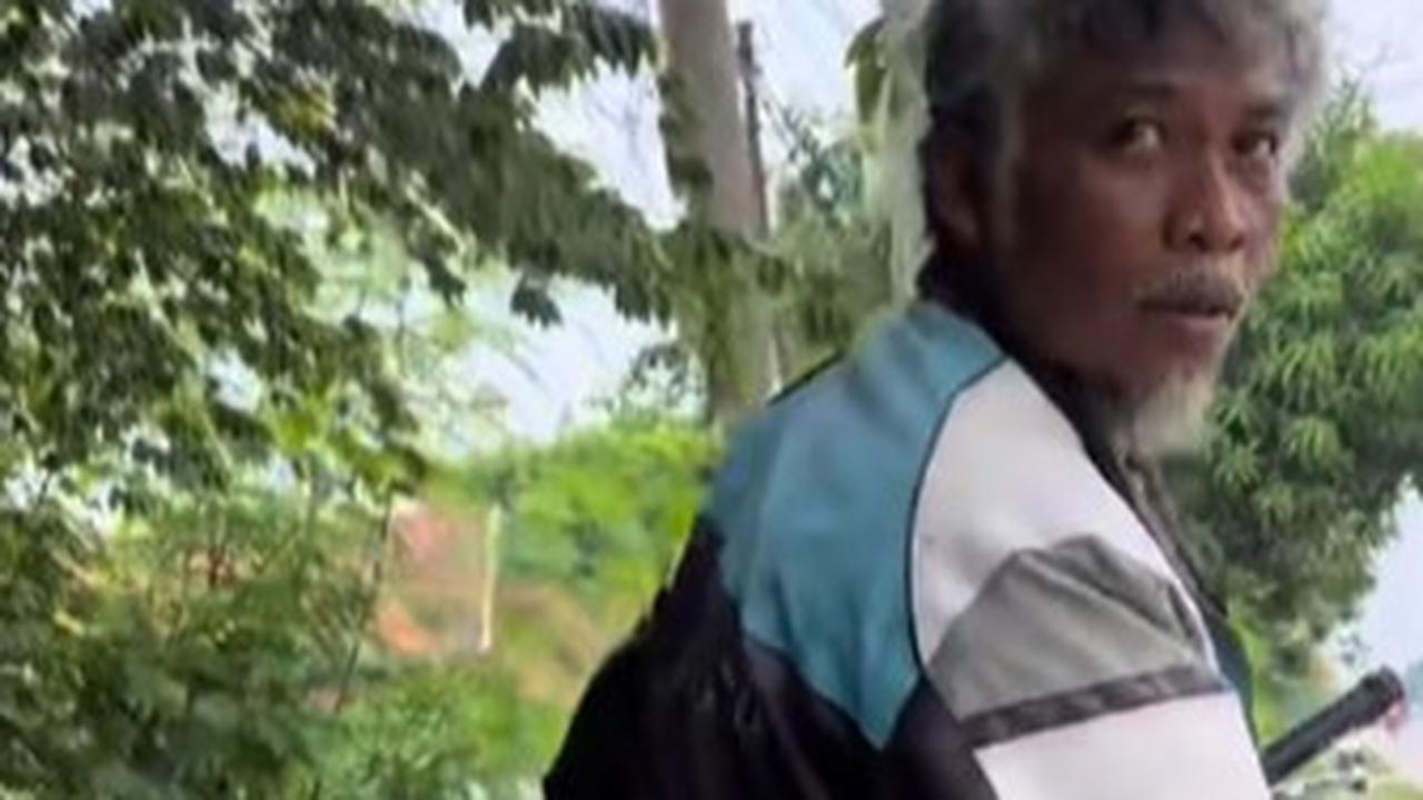 Bantu Bapak-Bapak yang Harus Dorong Motor karena Rantai Putus, Aksi Pria Ini Tuai Pujian Warganet