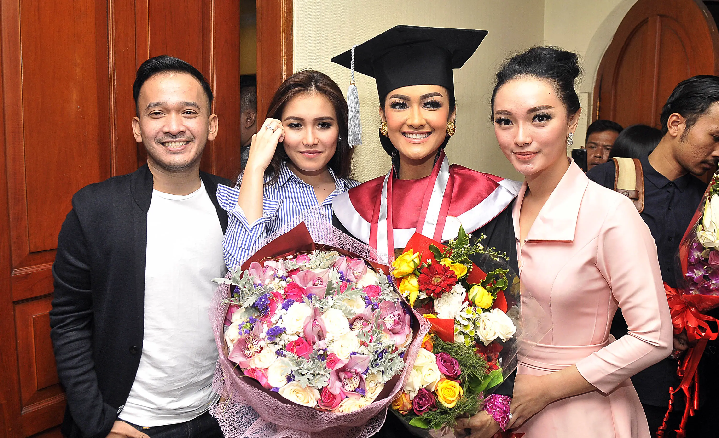 Selain ditemani kedua orangtuanya di momen bahagia tersebut, Julia Perez semakin bertambah kebahagiaannya lantaran para sahabat, Ruben Onsu, Ayu Ting Ting dan Zaskia Gotik turut hadir dalam wisuda Jupe. (Deki Prayoga/Bintang.com)