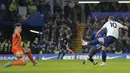 Penyerang Tottenham Hotspur Harry Kane (kanan) mencetak gol yang dianulir ke gawang Chelsea pada laga pekan ke-23 Liga Inggris 2021/22 di Stamford Bridge, Senin dini hari WIB (24/1/2022). Chelsea menang dengan skor 2-0. (AP Photo/Kirsty Wigglesworth)