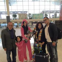 Nia Ramadhani memanfaatkan momen yang tepat untuk melepaskan penat. Ia memutuskan berlibur ke Hongkong Disney Land bersama keluarga Bakrie. (viainstagram@ramadhaniabakrie/Bintang.com)