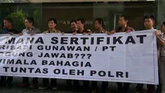 Belasan orang tuntut hak ruko yang telah mereka beli diselesaikan. Ruko terdiri dari 3 lokasi dan total kerugian korban mencapai 12 miliar rupiah.