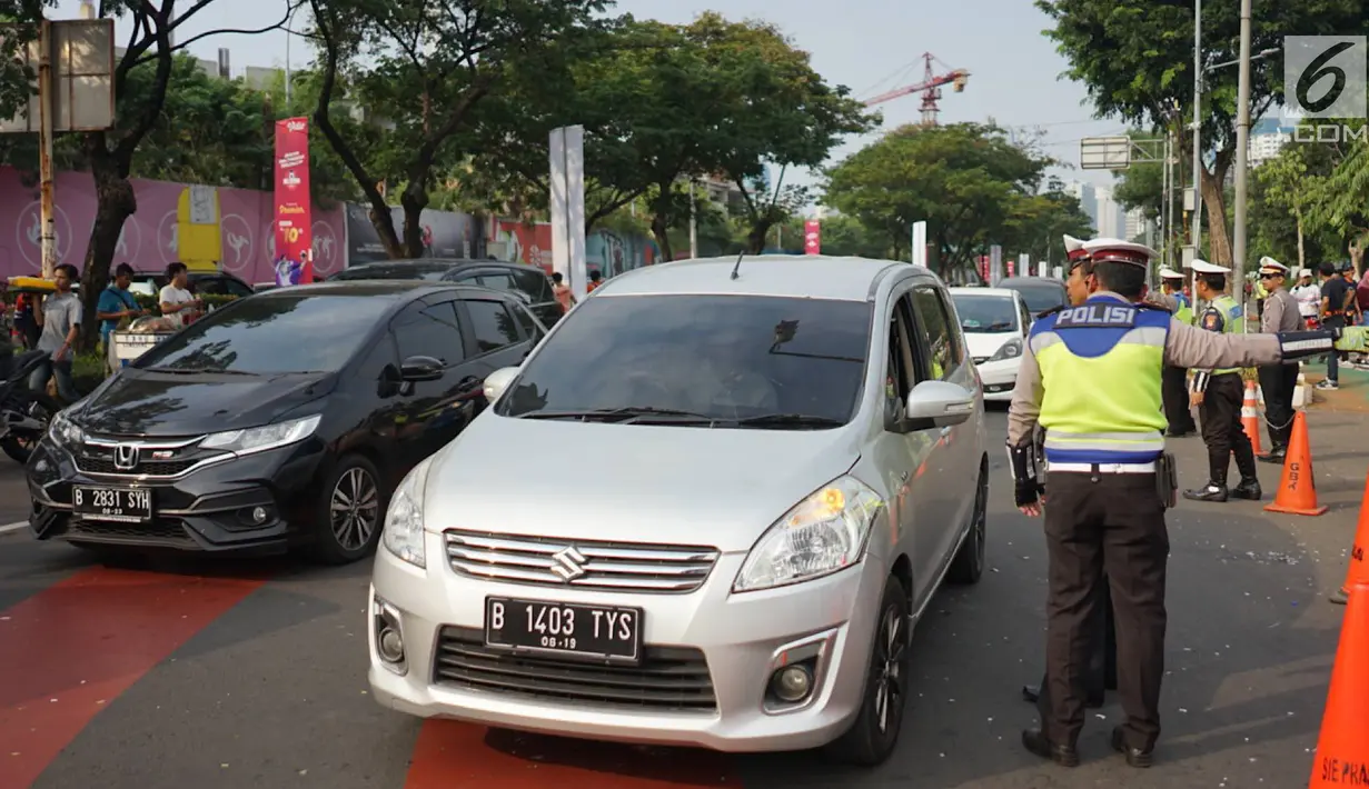 Petugas kepolisian mengatur arus lalu lintas kendaraan di sekitar SUGBK Senayan, Jakarta, Rabu (10/7/2019). Banyaknya kendaraan suporter Persija yang ingin menonton pertandingan membuat sejumlah arus lalu lintas dialihkan untuk mengurai kemacetan. (Liputan6.com/Immanuel Antonius)