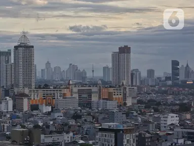 Pemandangan gedung-gedung tinggi di kawasan Jakarta, Rabu (23/4/2025). (Liputan6.com/Angga Yuniar