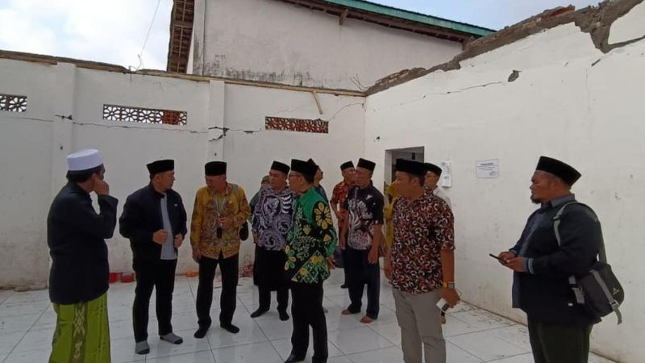 Kemenag Salurkan Bantuan Pesantren: Dua Insiden Tragis di Jatim, Atap Ambruk & Santri Terjatuh Tangga