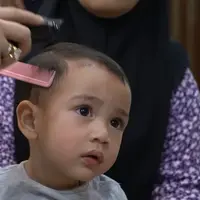 Nagita Slavina tampak begitu semangat untuk memotong rambut putra keduanya, Rayyanza Malik Ahmad alias Cipung. Sebelumnya, istri Raffi Ahmad itu hanya memotong bagian depan membentuk poni. [Youtube/Rans Entertainment]