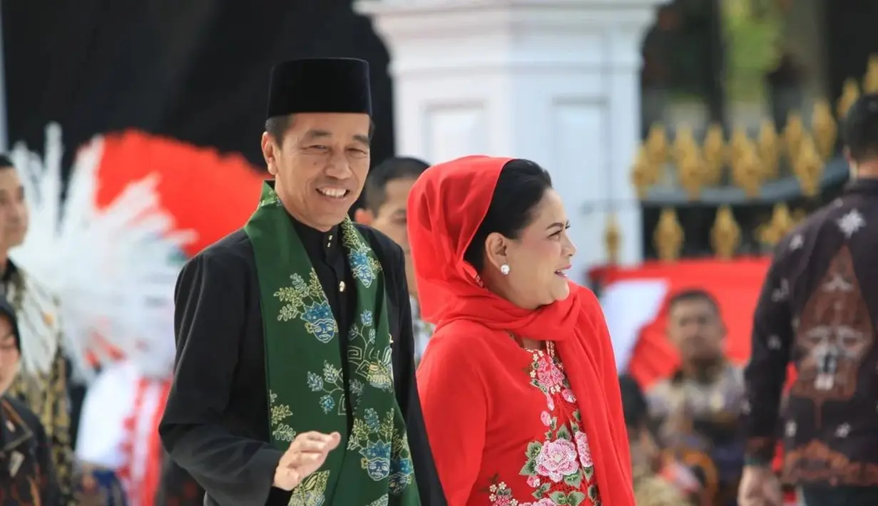 Ibu Negara tampil anggun dalam balutan kebaya encim berwarna merah merona berhias bordiran bunga. [Instagram/putri_k_wardani209].