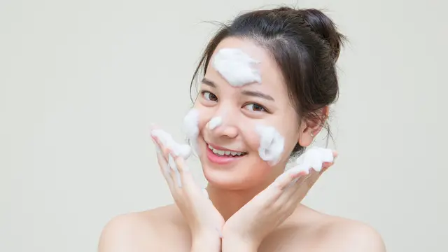 ilustrasi urutan membersihkan wajah/Knot. P. Saengma/shutterstock