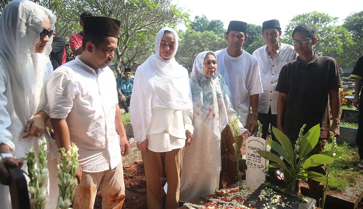 "Bapak itu orangnya Masya Allah baik banget, nggak pernah nuntut yang macam-macam," kata Ririn usai pemakaman mendampingi suaminya. [Foto; Adrian Putra/Fimela.com]