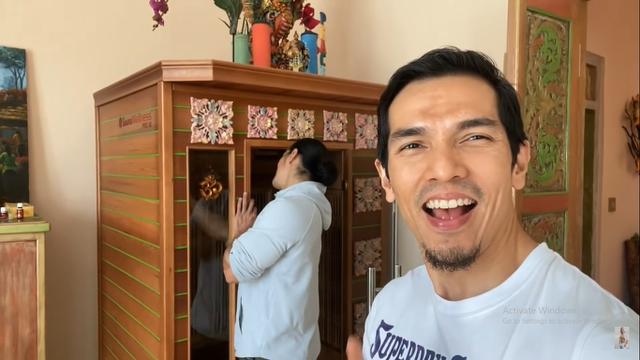 7 Potret Rumah Ade Rai di Bandung, Nyaman dan Kental Nuansa Bali