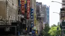 Pemandangan Teater Broadway yang tutup di New York City pada Kamis (6/5/2021). Gubernur New York Andrew Cuomo mengumumkan Broadway akan dibuka kembali pada 14 September 2021 dengan kapasitas 100 persen, dengan beberapa tiket mulai dijual hari ini. (Angela Weiss / AFP)