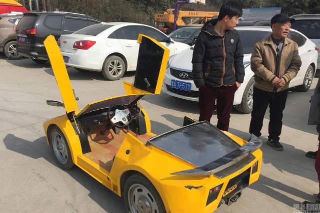 Kakek Guo membuatkan mobil lamborghini mini buat cucu | Photo: Copyright shanghaiist.com