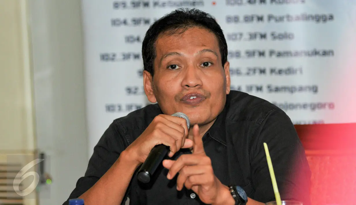 Tokoh Jaringan Islam Liberal Ulil Abshar Abdalla ikuti diskusi bertajuk 'LGBT, Beda Tapi Nyata' di Cikini, Jakarta,(20/2). LGBT merupakan bagian dari kelompok sosial dan warga negara Indonesia yang tidak boleh didiskriminasi. (Liputan6.com/Yoppy Renato)