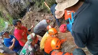 Proses evakuasi korban tertimbun tanah longsor di Kelurahan Gombengsari Banyuwangi (Istimewa)
