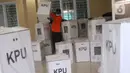 Petugas mengangkat kotak suara pilkada di Parigi, Tangerang Selatan, Selasa (8/12/2020). Petugas Panitia Pemilihan Suara (PPS) mendistribusikan logistik kotak suara ke masing-masing TPS di wilayah tersebut sebagai persiapan Pilkada Tangerang Selatan 2020. (Liputan6.com/Angga Yuniar)