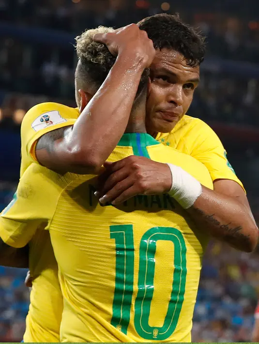 Bek Brasil, Thiago Silva berselebrasi usai mencetak gol ke gawang Serbai pada pertandingan grup E Piala Dunia 2018 di Stadion Spartak, Rusia (27/6). Brasil menang 2-0 atas Serbia dan melaju ke babak 16 besar dengan poin 7. (AP Photo/Rebecca Blackwell)