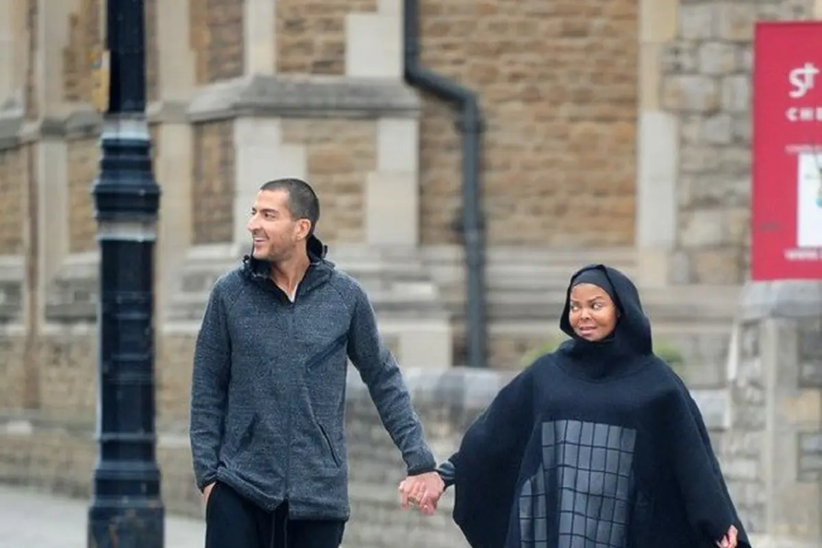 Janet Jackson dan suaminya Wissam Al Manna terlihat bersama menyusuri jalanan London. (via. Mirror)