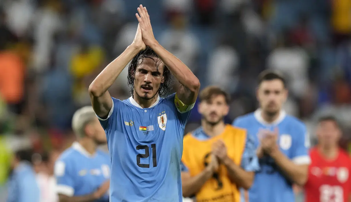 Namun nyatanya dalam 3 laga di fase grup Piala Dunia 2022, Edinson Cavani yang sudah tak lagi jadi pilihan utama ini gagal mencetak satu gol pun. Uruguay pun tersingkir di fase grup setelah hanya menempati posisi ketiga Grup H di bawah Portugal dan Korea Selatan. Di usianya yang telah menginjak 35 tahun, ia juga diprediksi tak akan tampil lagi di Piala Dunia berikutnya. (AP Photo/Themba Hadebe)