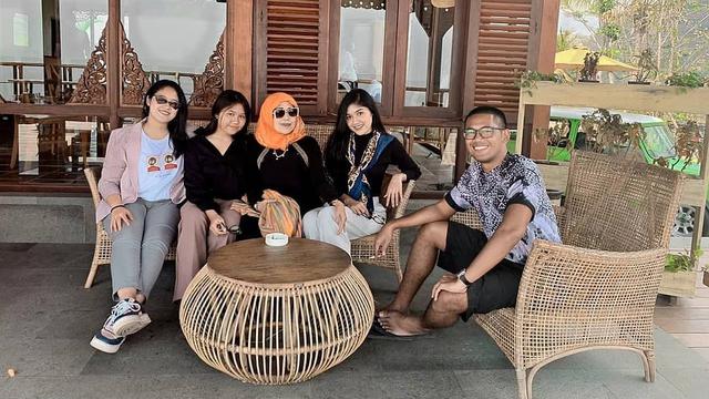 6 Potret Keluarga Erina Gudono, Foto Bareng Saudara Penuh Kehangatan