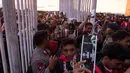 Para suporter Timnas Indonesia antri untuk masuk ke dalam Stadion Pakansari, Jawa Barat, Sabtu (3/12/2016). Indonesia akan menghadapi Vietnam pada semifinal Piala AFF 2016. (Bola.com/Vitalis Yogi Trisna)