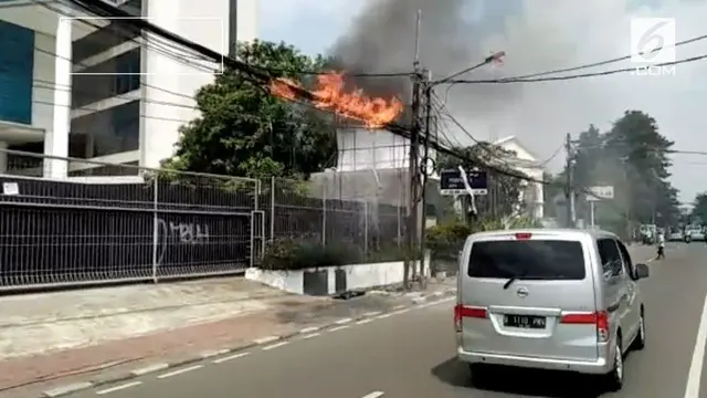 Sejumlah kabel yang ada di Jalan Petamburan VII terbakar, akibatnya warga panik dan berlarian menyelamatkan diri.