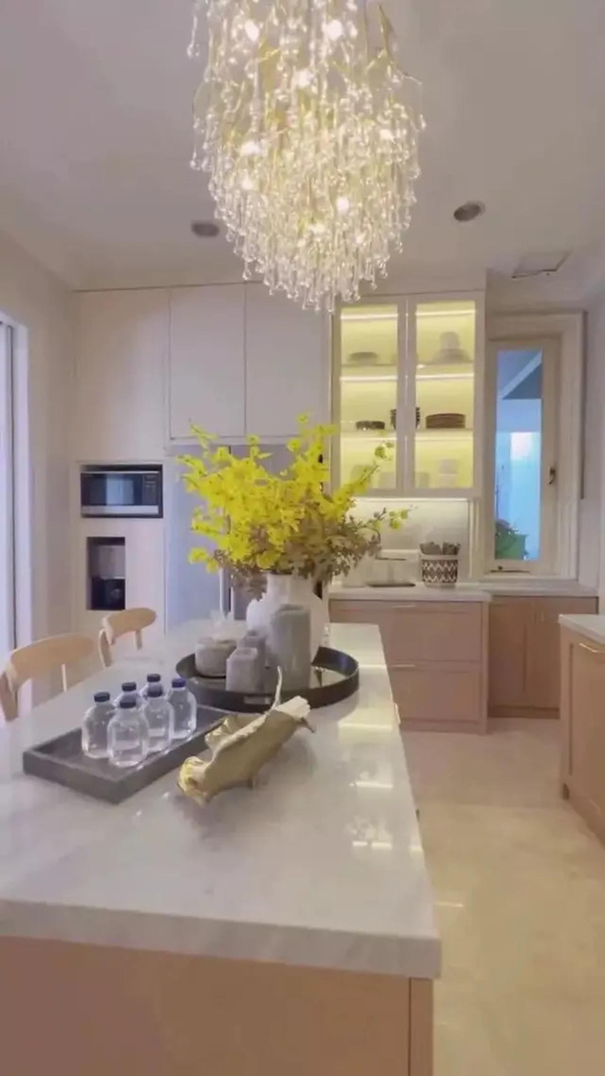 Desain Dapur Mewah Olla Ramlan di Rumahnya yang Senilai Rp 50 Miliar