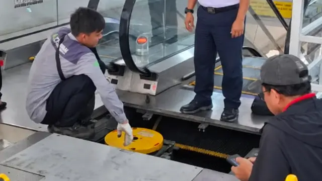 Perbaikan eskalator di Stasiun Duri yang mendadak mundur saat kondisi sedang naik. (Istimewa)