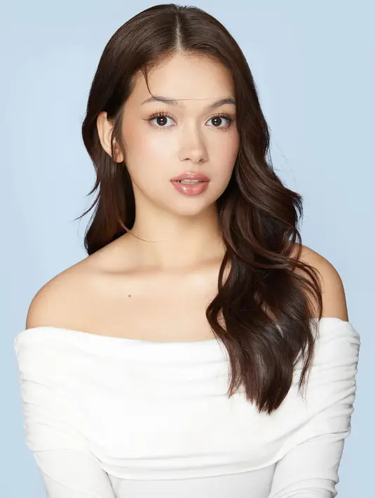 Sempurnakan tampilan makeup naturalnya, Rebecca kenakan atasan off shoulder berwarna putih [@rklopper]