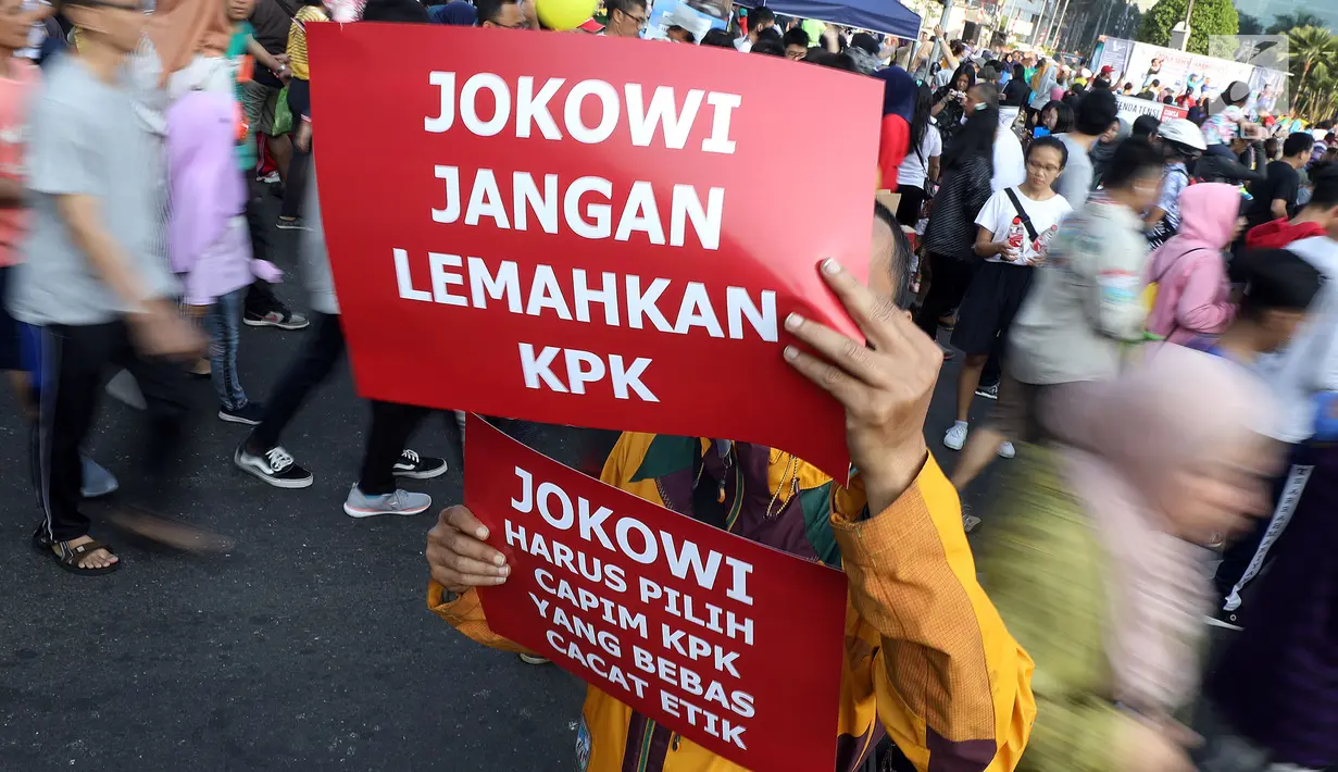 Koalisi masyarakat sipil membawa poster saat kegiatan Car Free Day di Jalan MH Thamrin, Jakarta, Minggu (1/9/2019). Aksi tersebut sebagai simbolisasi agar Presiden Jokowi mendorong Pansel Capim KPK untuk memilih kandidat yang bersih dan berani menuntaskan kasus korupsi. (Liputan6.com/Johan Tallo)