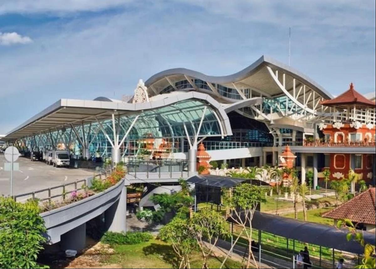 Bandara Soekarno-Hatta juga meraih peringkat 10 Best Airports Staff in Asia dan World’s Best Immigration Service