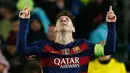 Penyerang Barcelona, Lionel Messi melakukan selebrasi usai mencetak gol kegawang Arsenal pada leg kedua 16 besar liga champions di stadion Nou Camp, Spanyol (17/3). Barcelona menang atas Arsenal dengan skor 3-1. (Reuters/Albert Gea)
