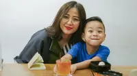 Potret Astrid Sartiasari Momong Anak (sumber: instagram/astridbasjar)