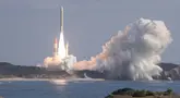 Roket H3 Jepang meninggalkan landasan peluncuran di Tanegashima Space Center di Kagoshima, barat daya Jepang pada 17 Februari 2024. (JIJI Press/AFP)/Japan OUT