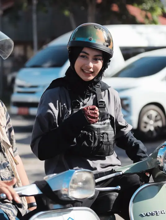 Sintya Marisca tetap bergaya tomboy dengan outfit biker meski pakai hijab. Ia kenakan oversized long sleeve hitam abu-abu dengan black jeans [@sintyamarisca]