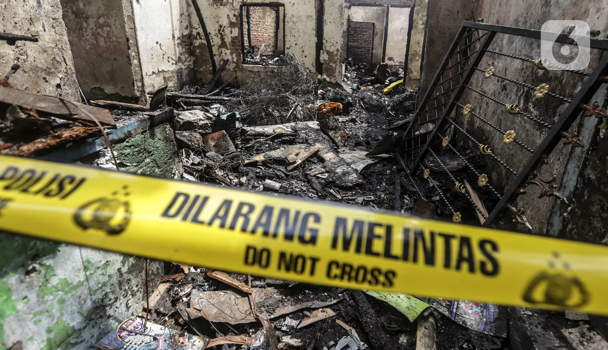 Sisa kebakaran di permukiman padat Kelurahan Bali Mester, Jatinegara, Jakarta, Selasa (8/9/2020). Kebakaran di permukiman padat itu melalap 11 rumah tinggal warga serta satu unit bengkel dan mengakibatkan 60 orang mengungsi. (Liputan6.com/Johan Tallo)