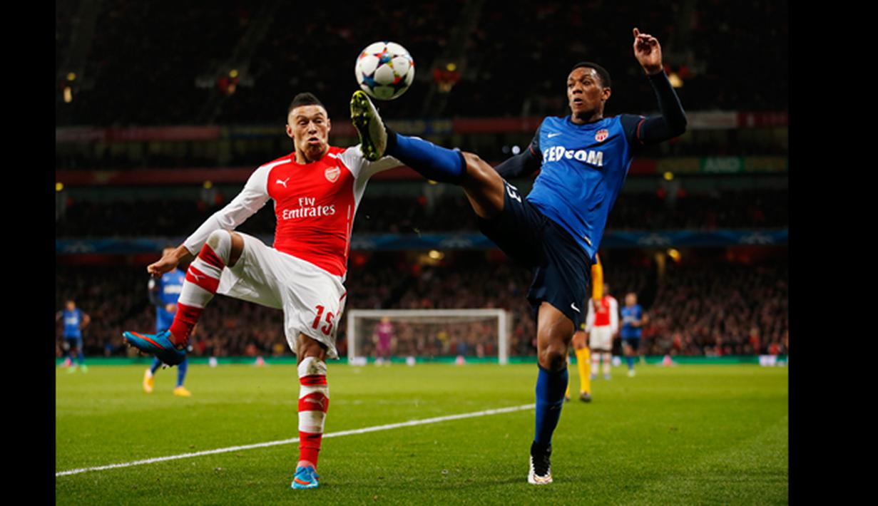Penyerang AS Monaco, Anthony Martial berebut bola dengan Alex Oxlade Chamberlain di laga 16 besar Liga Champions di Stadion Emirates Stadium, London, Inggris (25/2/2015). AS Monaco unggul 3-1 atas Arsenal. (Reuter /John Sibley)