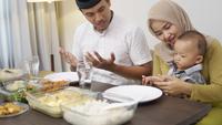 Doa Sebelum Makan dan Sesudah Makan, Lengkap dengan Arti dan Keutamaannya