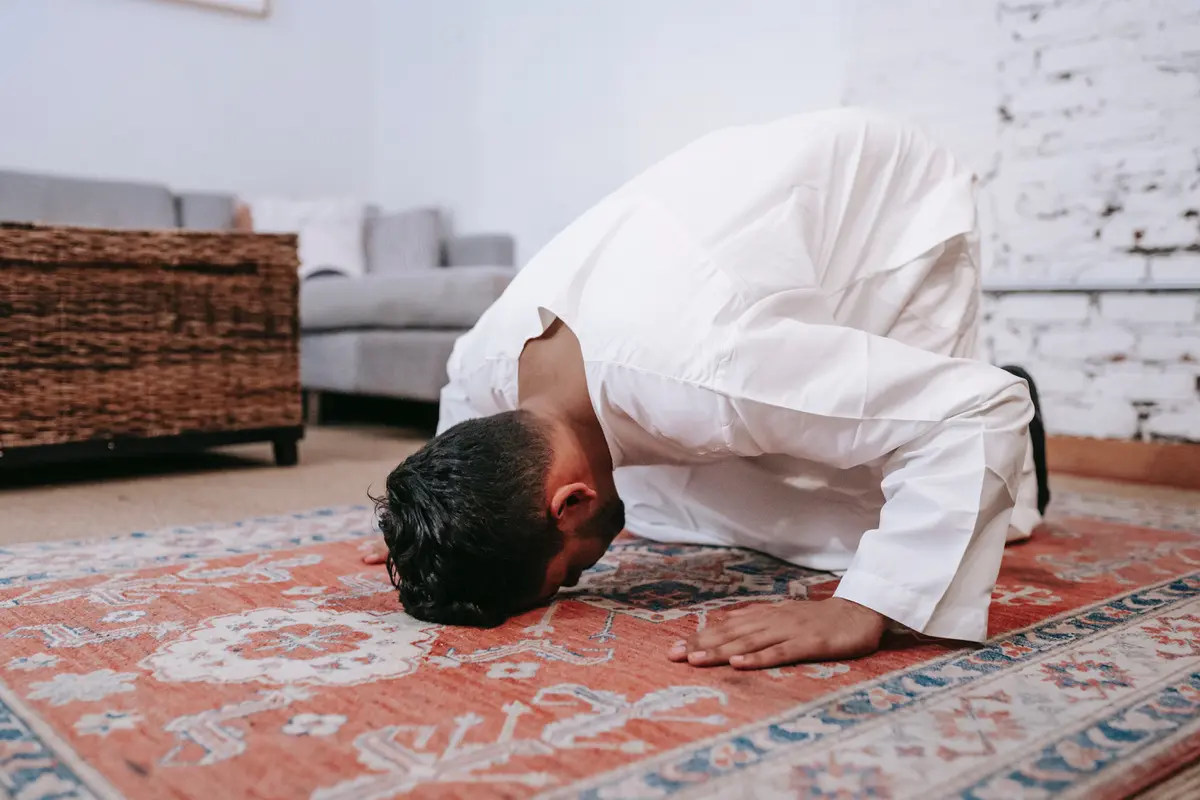 Ilustrasi sholat di rumah